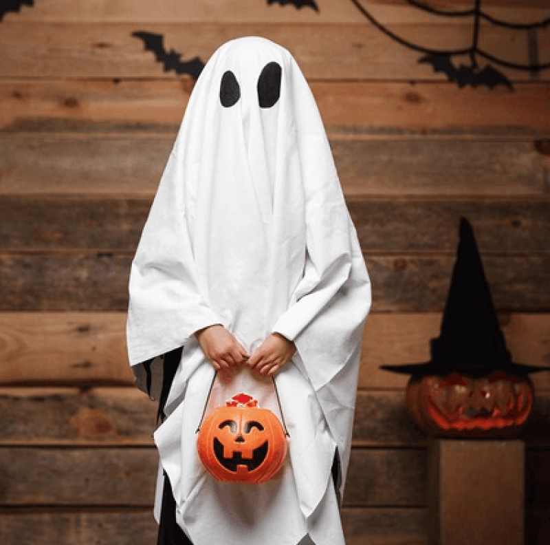 Prosty i Uroczy Kostium Halloweenowy - Mały Duch